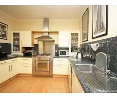 3/4 Bedroom House Isleworth - 2