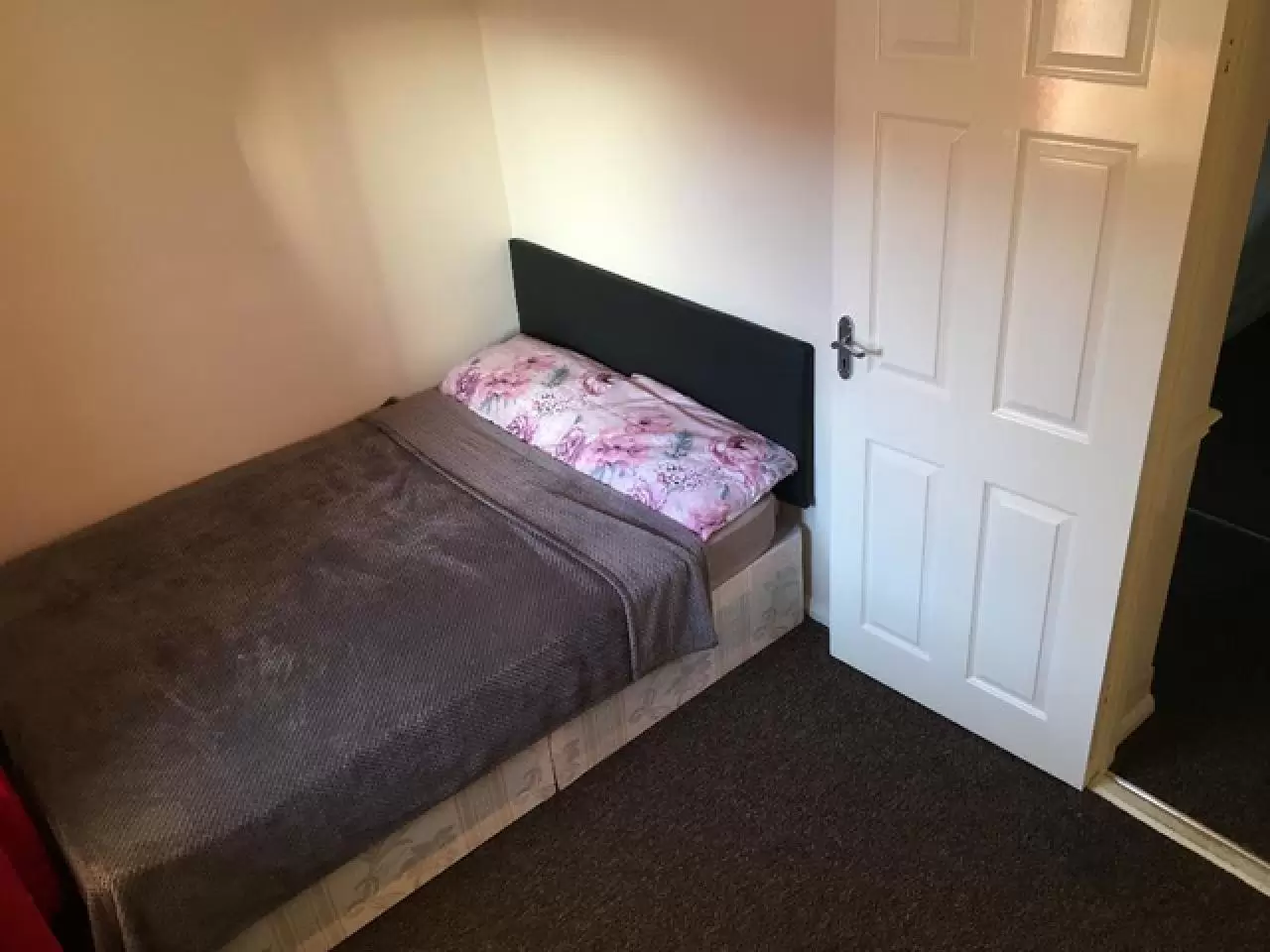 Сдаём Single комнату хороших размеров за £400 в месяц