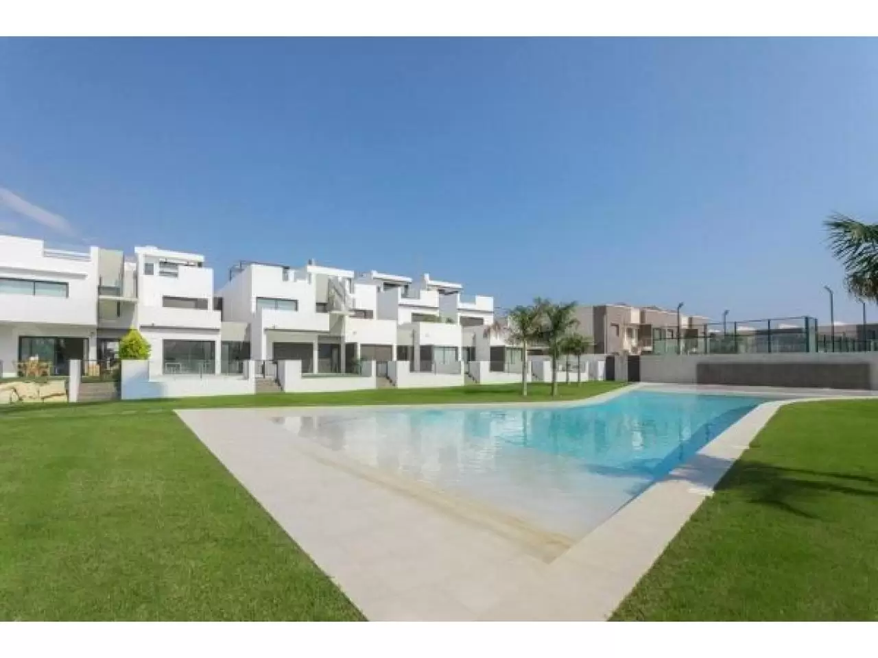 Недвижимость в Испании, Новые бунгало рядом с пляжем от застройщика в Торре де ла Орадада - 1